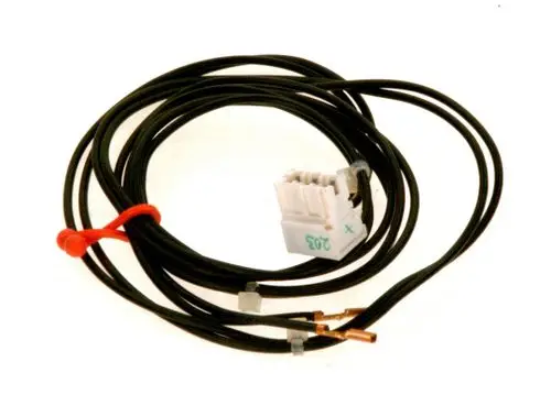 Schwarzes Kabel mit einem weißen Stecker und freiliegenden Kupferenden, verwendet in Bosch Produkten.